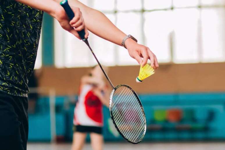 Golpe r&aacute;pido do badminton &eacute; parecido com o corte de v&ocirc;lei 