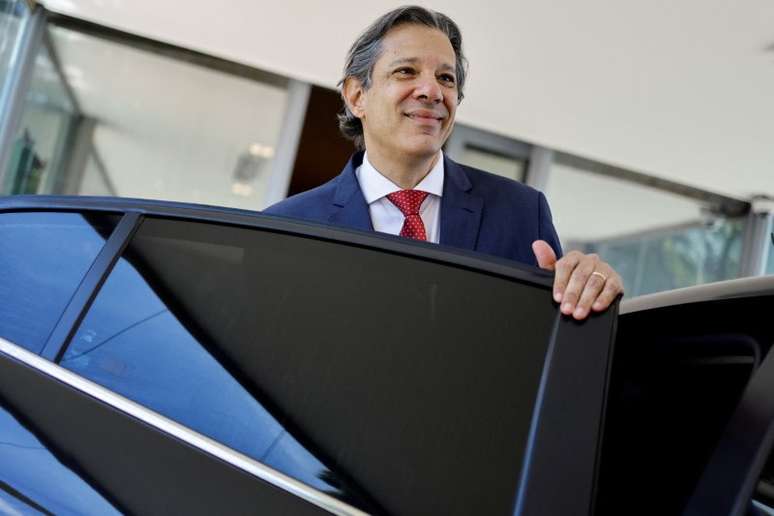 Ministro da Fazenda, Fernando Haddad, na porta do ministério, em Brasília
28/12/2023
REUTERS/Ueslei Marcelino