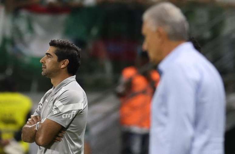 Abel Ferreira observa time do Palmeiras no jogo contra o Flamengo do técnico Tite –