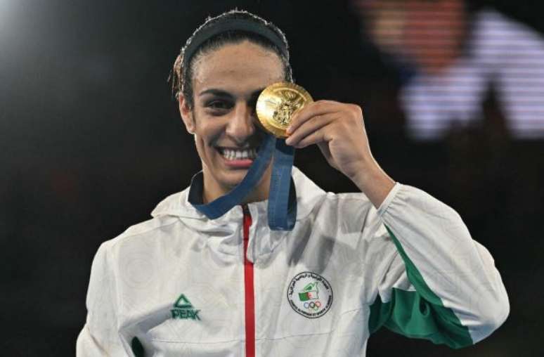 Imane Khelif exibe sua felicidade com a medalha de ouro conquistada em Paris –