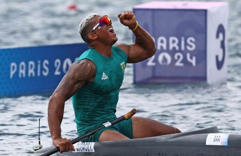 Isaquias Queiroz comemora após conquistar medalha de prata na Olimpíada Paris 2024 
09/08/2024 REUTERS/Yara Nardi