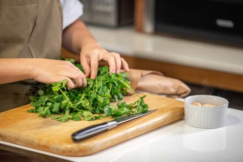 Cheiro-verde: um dos ingredientes que havia na sacola surpresa, que foi entregue tanto para o chef Onildo Rocha quanto para a sua filha, Ana Luiza