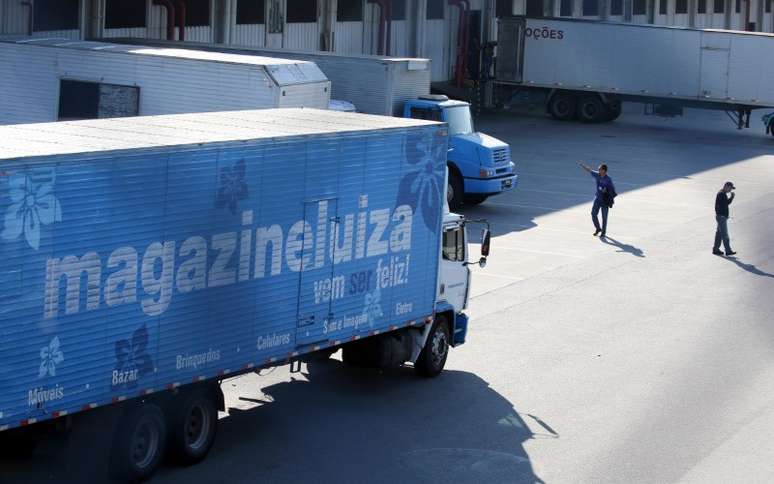 Caminhões do Magazine Luiza são vistos estacionados em seu centro logístico em Louveira, Brasil
24/04/2018
REUTERS/Paulo Whitaker  