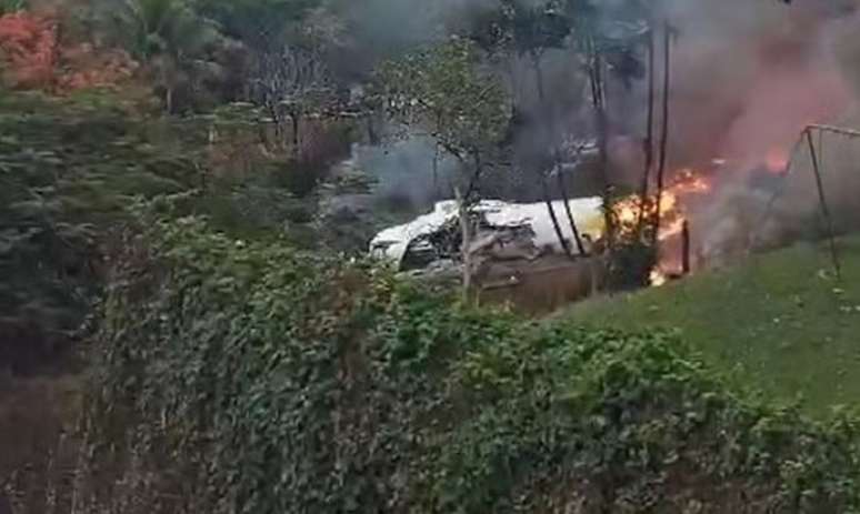 Avião de passageiros cai em Vinhedo, no interior de SP