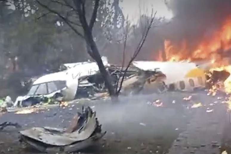 Imagem dos destroços do avião que caiu em Vinhedo (SP).