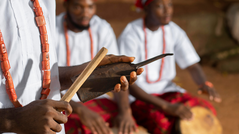 A Mãe e o Pai de Santo são os líderes espirituais responsáveis por conduzir as práticas e rituais da religião