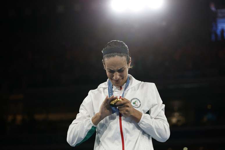 Imane Khelif celebra a medalha de ouro em Paris