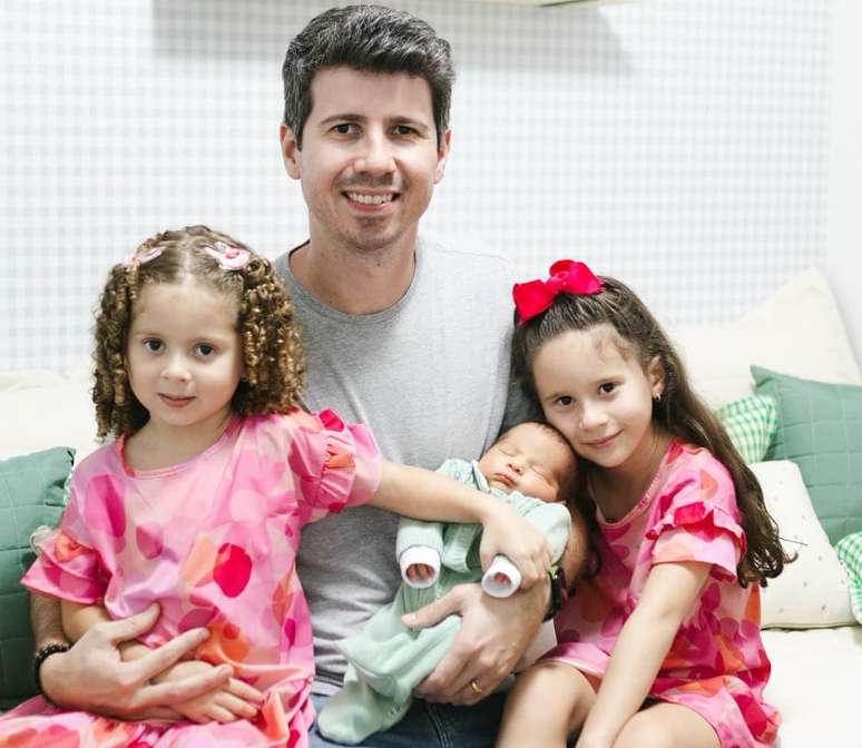 Lucas Moreira com Helena, Sophia e Enrico 