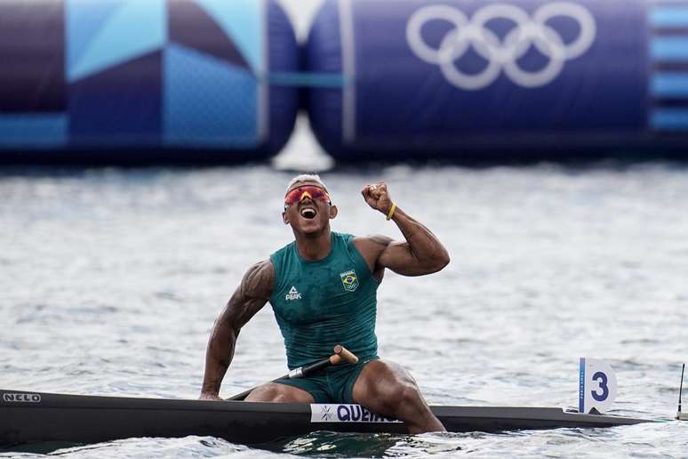 Isaquias Queiroz celebra medalha de prata na canoagem