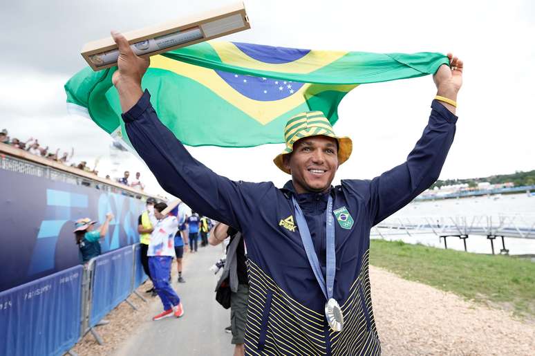 Isaquias Queiroz comemora segundo lugar na prova de canoagem