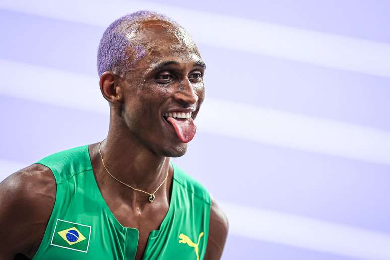  Alison 'Piu' dos Santos chegou na terceira colocação e conquistou o bronzepara o Brasil na final dos 400 metros com barreiras do atletismo dos Jogos de Paris