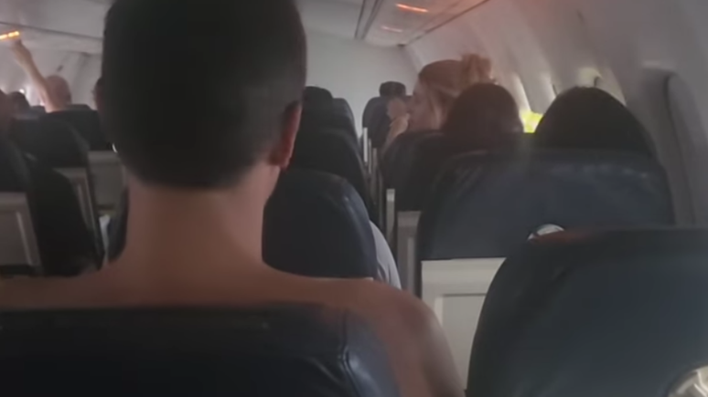 Jornalista filmou passageiros sem camisa devido ao calor no avião