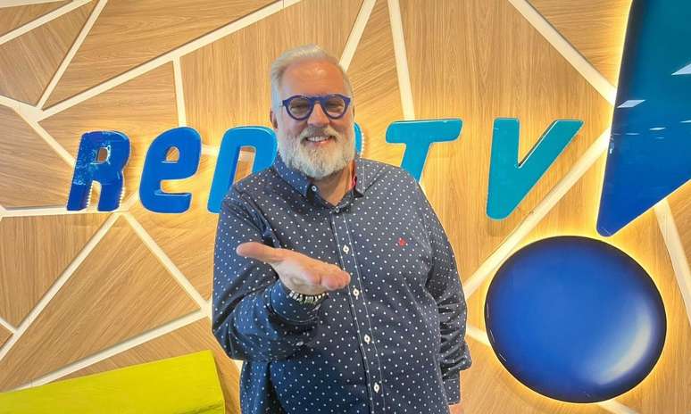 Leão Lobo garante novo espaço na RedeTV! após o fim do Vou Te Contar 