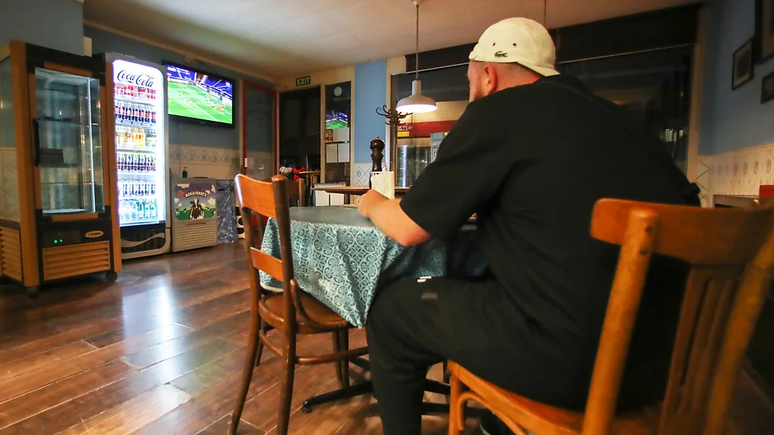 Jantar em frente à TV, consumindo alimentos industrializados, é um hábito antigo entre as famílias