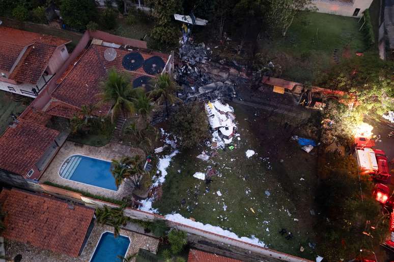 Avião caiu em área residencial de Vinhedo