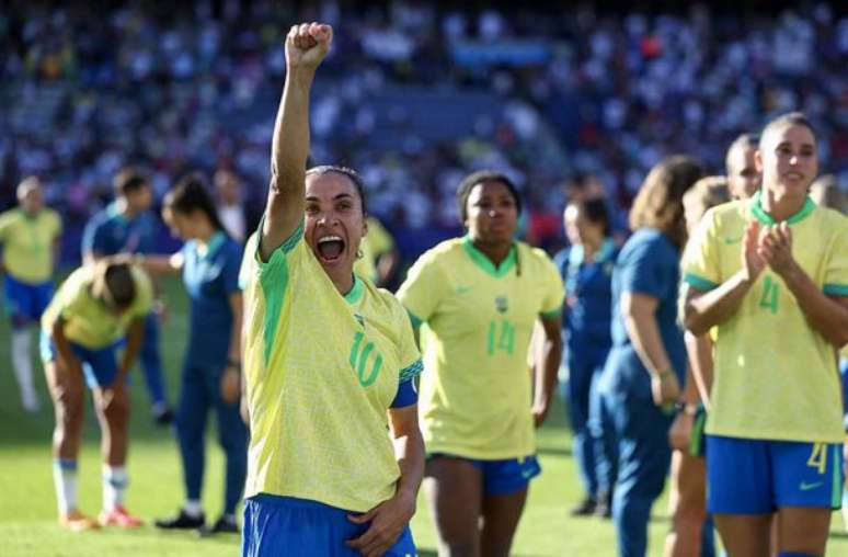 Marta mostra sua alegria. Apesar da derrota, Brasil é prata. Ela, que ganhou a mesma medalha em 2004 e 2008, se torna a futebolista mais laureada do país –