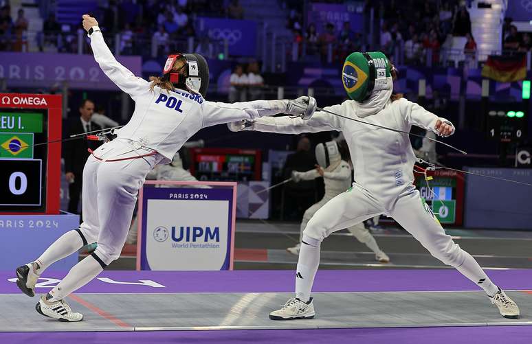 Isabela Abreu em ação pela esgrima