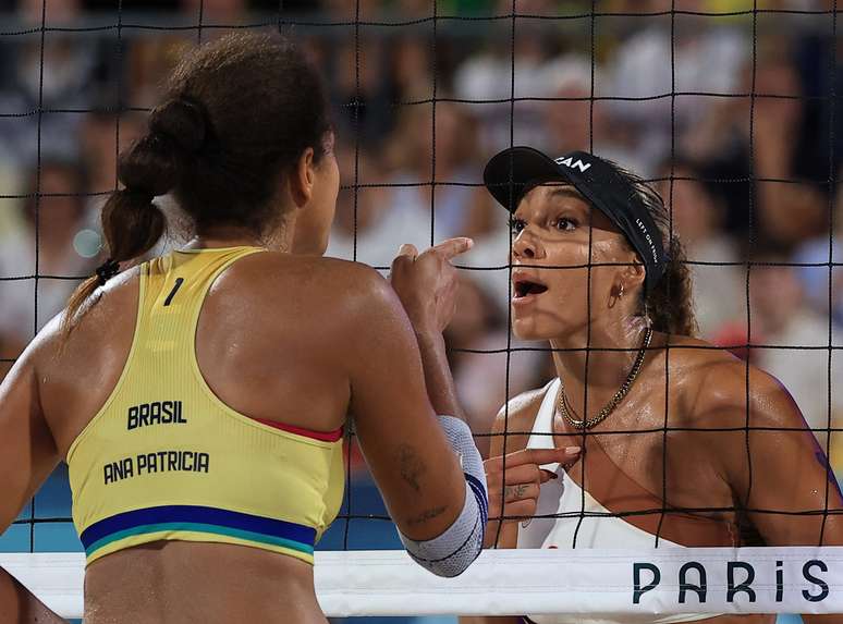 Ana Patrícia discute com adversária na final do vôlei de praia