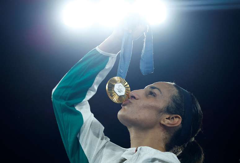 Após controvérsia sobre gênero, Imane Khelif ganhou medalha de ouro no boxe