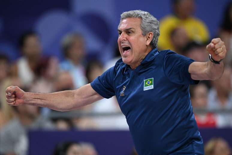 José Roberto Guimarães, técnico da seleção feminina de vôlei, em jogo contra Turquia