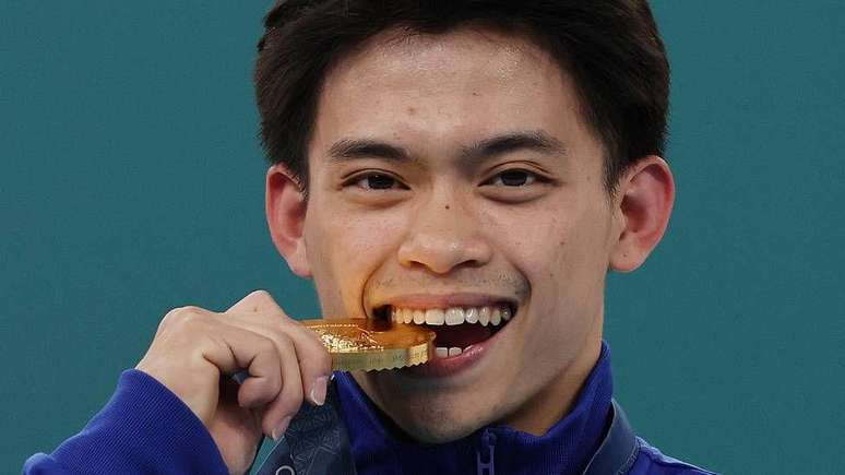 O ginasta filipino Carlos Yulo, de 24 anos, conquistou o ouro em Paris em duas modalidades de ginástica: solo e salto