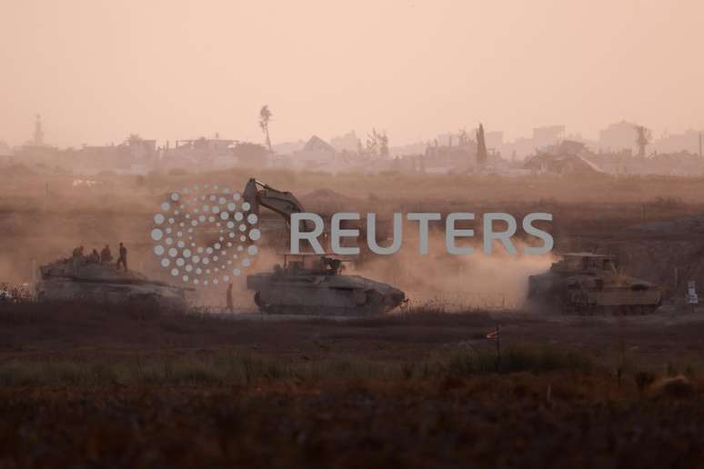 Veículos militares israelenses manobram perto da fronteira Israel-Gaza
25/07/2024
REUTERS/Amir Cohen