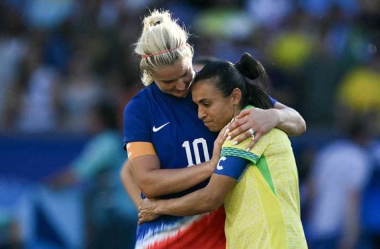 Marta é consolada por americana após derrota na final do futebol – Jonathan Nackstrand/AFP via Getty Images