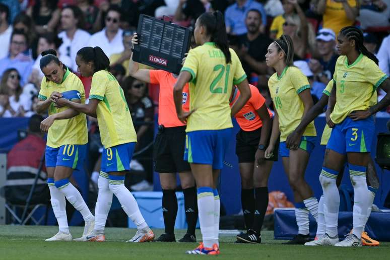 Marta entrando em campo no segundo tempo (Photo by JONATHAN NACKSTRAND/AFP via Getty Images)