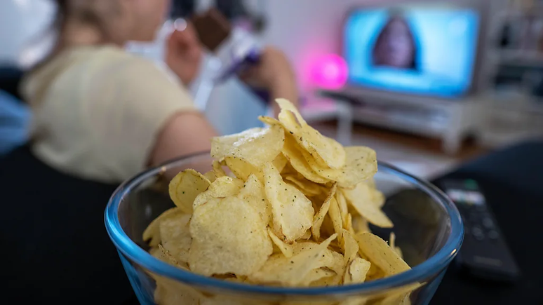 O ambiente à nossa volta influencia muito a nossa alimentação – e assistir à TV durante as refeições pode ser uma distração poderosa