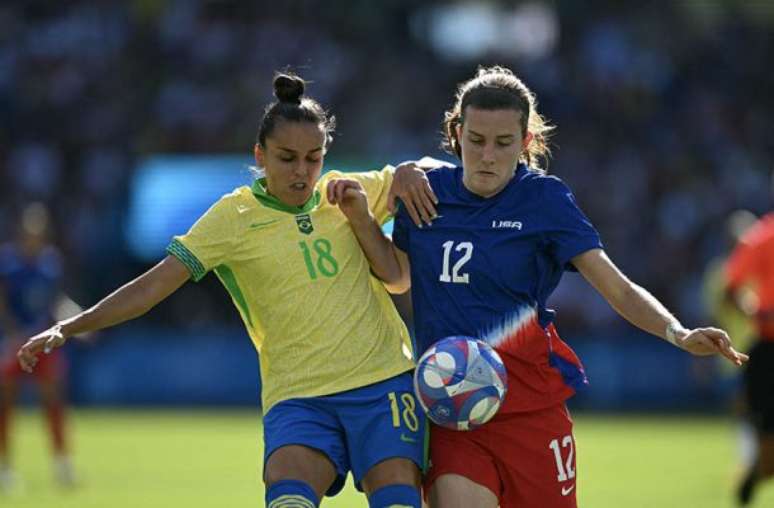 Gabi Portilho disputa a bola com a americana Tierna Davidson na final olímpica do futebol feminino –