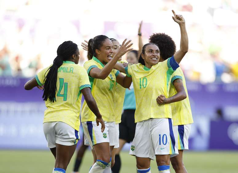 Seleção Brasileira comemorando o gol diante da Nigéria. 