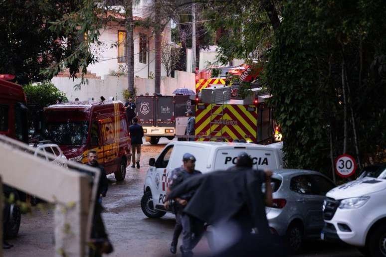 Policiais e equipes de emergência no local do acidente