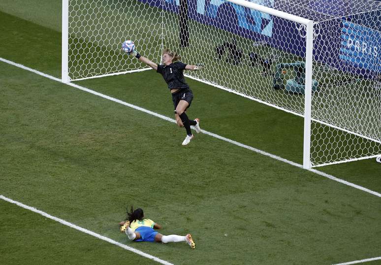 Adriana tentou e Alyssa Naeher defendeu 