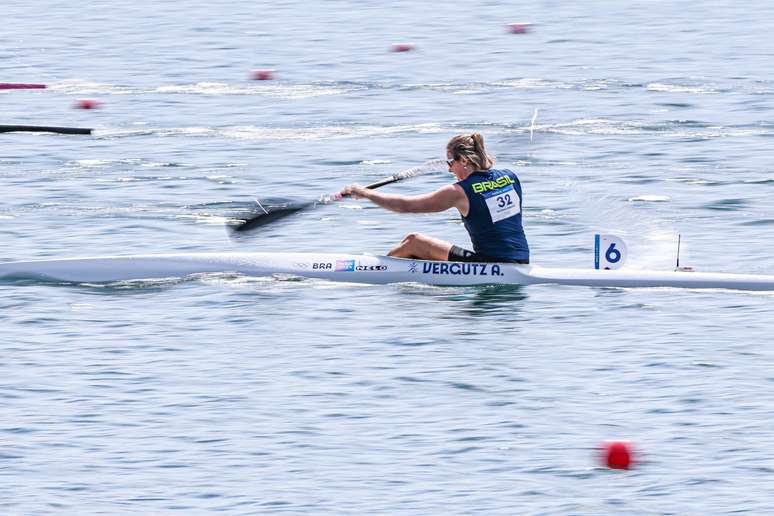 Anna Paula Vergütz compite en las semifinales de las pruebas olímpicas de remo