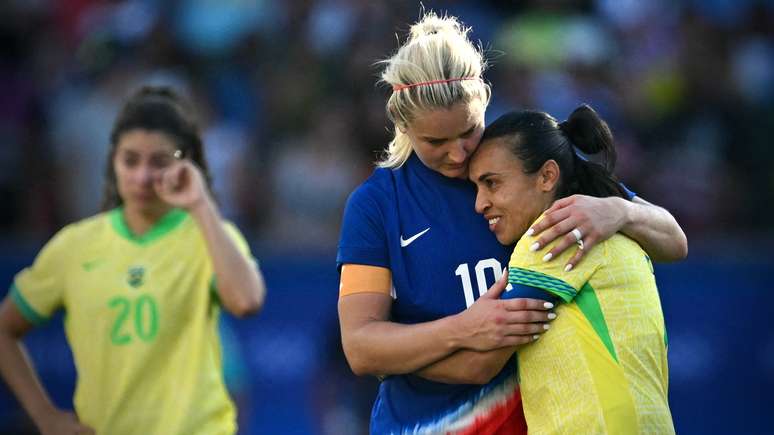 Marta é consolada por Lindsey Horan após derrota na final da Olimpíada