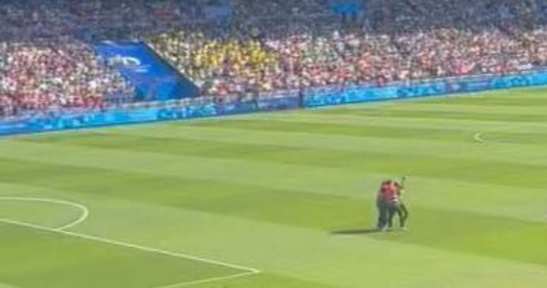 Homem-Aranha invade campo pouco antes da final entre Brasil e EUA