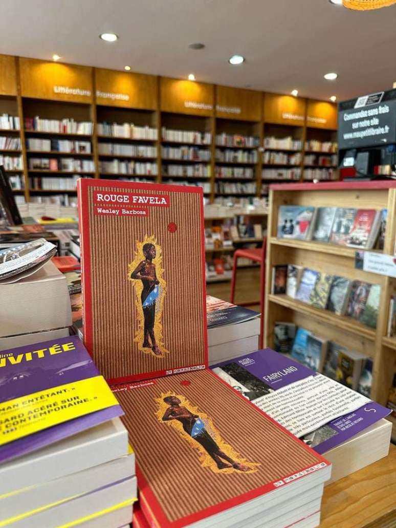 Livro Rouge Favela na livraria Maupetit em Marselha. A obra está em quatro livrarias física da cidade, além da internet.