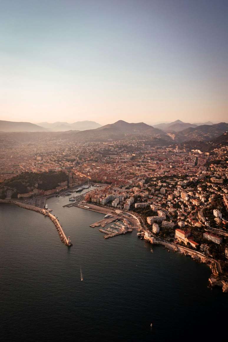 Marselha é a segunda maior cidade de França, com quase 900 mil habitantes. O porto recebe imigrantes do mundo inteiro.