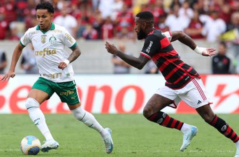 Gerson, do Flamengo,  e Lázaro, do Palmeiras, disputam a bola no meio de campo