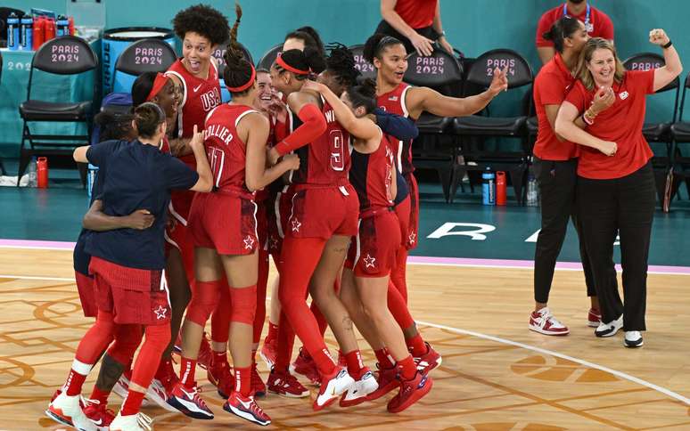 Jogadoras dos EUA celebram título no basquete