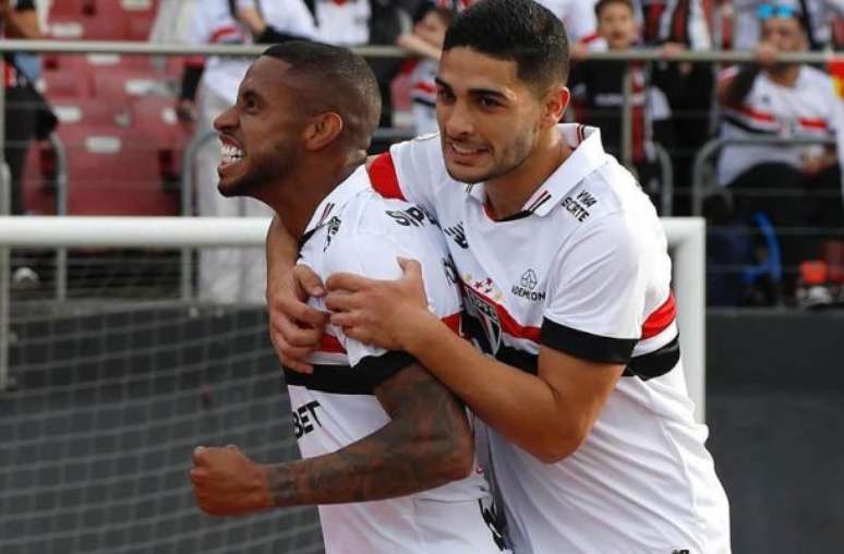 André Silva marca e São Paulo vence o Atlético Goianiense