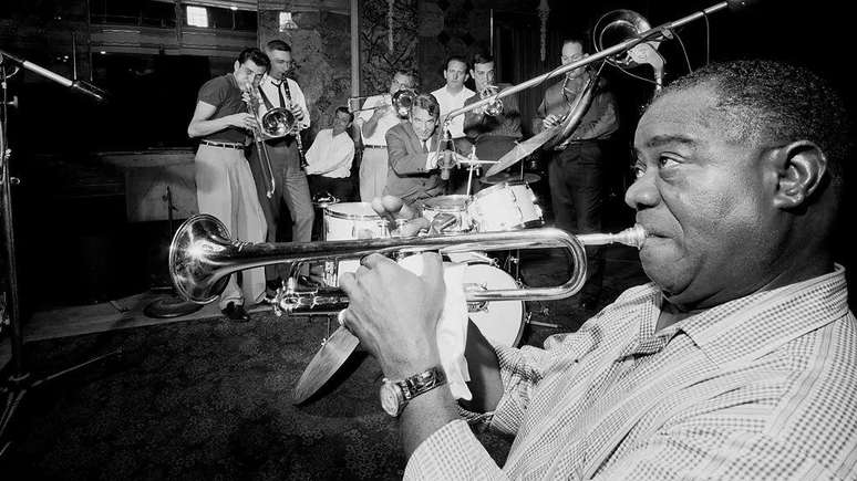 Louis Armstrong ensaia com seu lendário trompete em 1960.