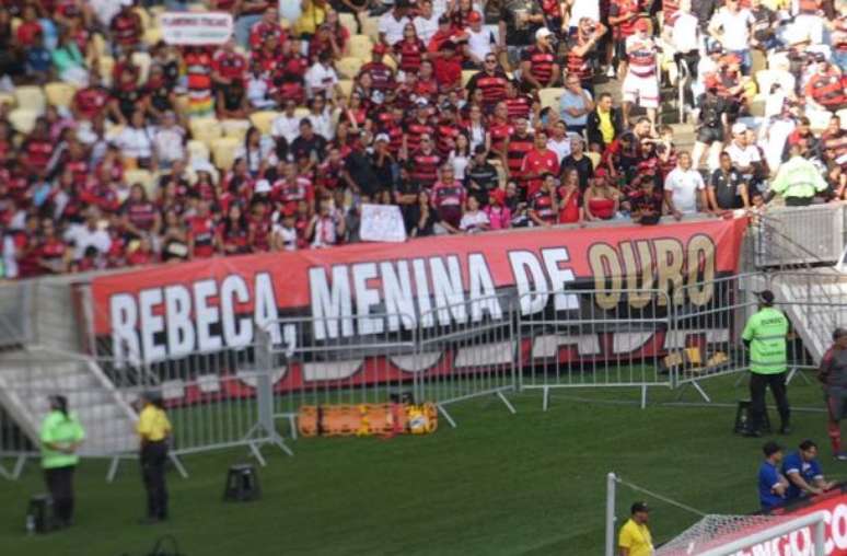 Bandeirão com as quatro menoinas que garantiram o pódio por equipes em Paris – Lucas Bayer / Jogada10