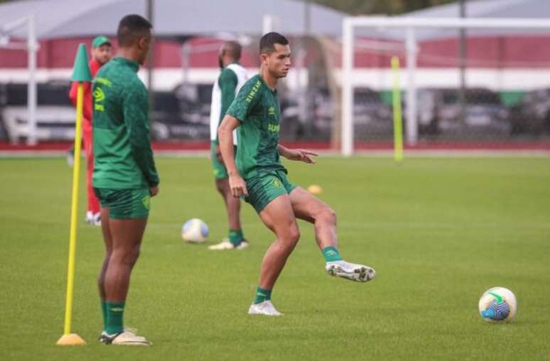 Luan Brito em ação, no treinamento do Fluminense –