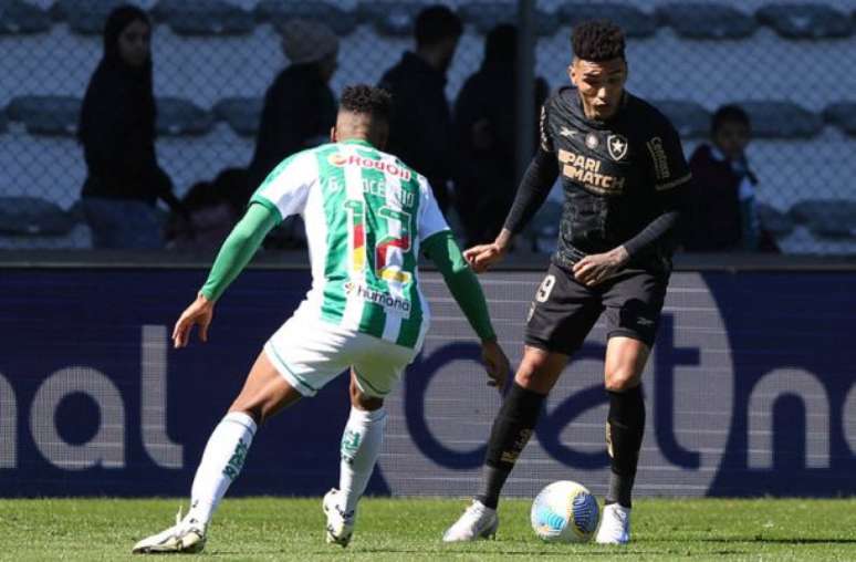 Centroavante do Botafogo, Jesus foi preterido. Carlos Alberto saiu como titular –