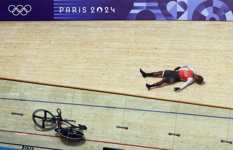 Velódromo de Saint-Quentin-en-Yvelines, Montigny-le-Bretonneux, França - 10 de agosto de 2024. Kwesi Browne, de Trinidad e Tobago, é retirado da maca após sofrer uma lesão após cair