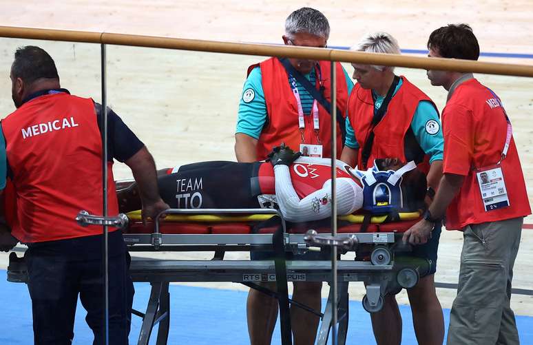 Velódromo de Saint-Quentin-en-Yvelines, Montigny-le-Bretonneux, França - 10 de agosto de 2024. Kwesi Browne de Trinidad e Tobago após queda.