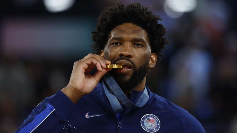 Embiid é vaiado novamente e provoca torcida francesa no pódio; veja