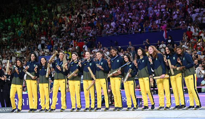 Jogadoras do vôlei feminino recebem medalhas de bronze 