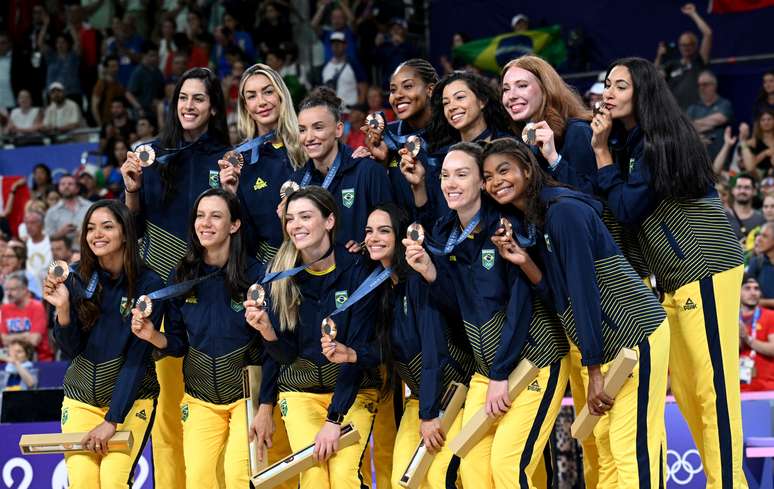 Jogadoras do vôlei feminino recebem medalhas de bronze